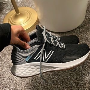 Barely worn New Balance ROAV, like new, great condition and very comfortable